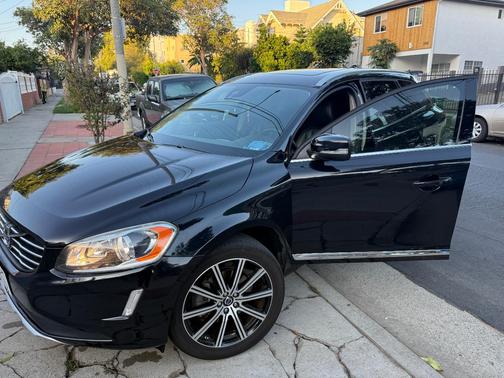Black 2015 Volvo XC60 T6
