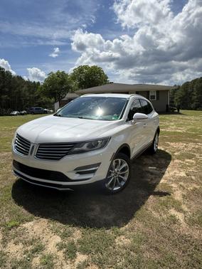 White 2015 Lincoln MKC Base