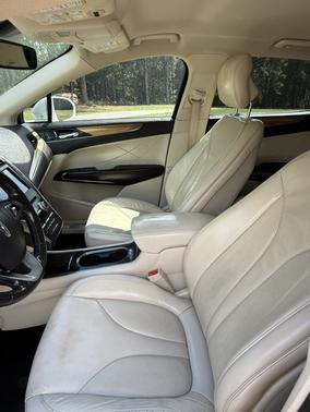 White 2015 Lincoln MKC Base