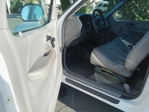 White 2000 Ford F-150 XL