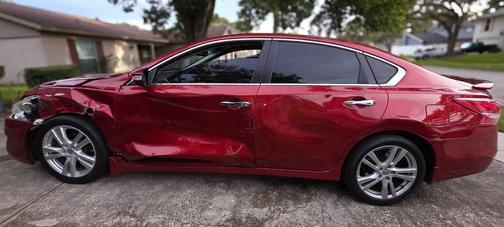 Red 2013 Nissan Altima 3.5 SL