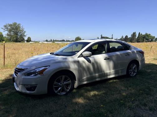 White 2013 Nissan Altima 2.5 SV