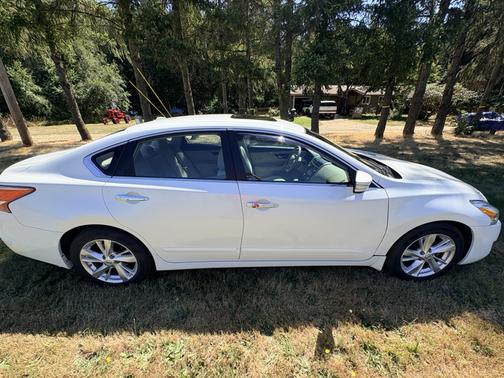 White 2013 Nissan Altima 2.5 SV