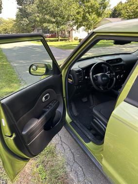 Green 2017 Kia Soul Base