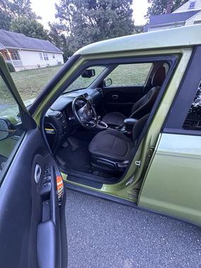 Green 2017 Kia Soul Base