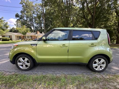 Green 2017 Kia Soul Base