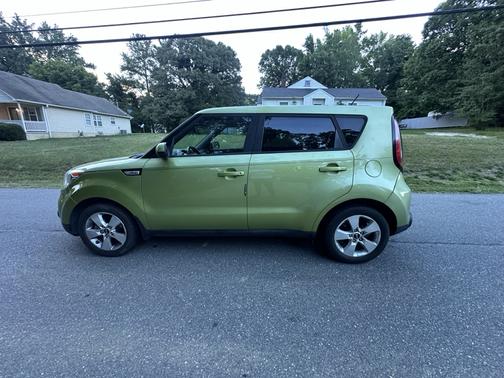 Green 2017 Kia Soul Base