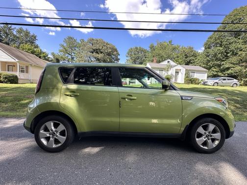 Green 2017 Kia Soul Base