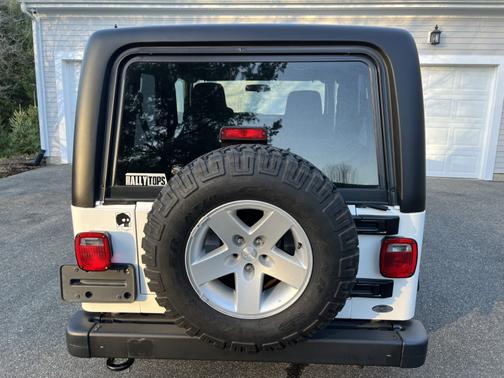 Photo 5 of 10 of 2005 Jeep Wrangler Unlimited Rubicon