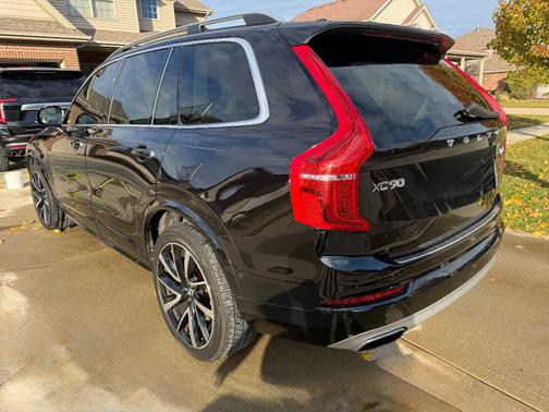 2019 Volvo XC90 T6 Momentum