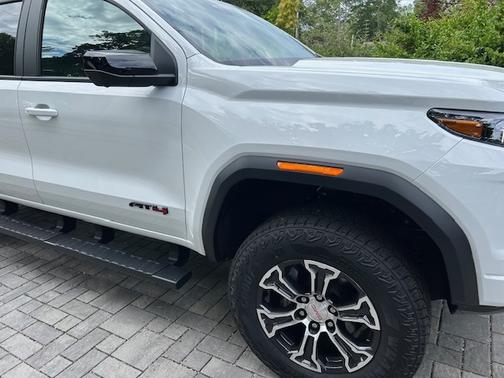 2024 GMC Canyon AT4