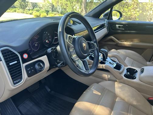Black 2023 Porsche Cayenne Cayenne Platinum Edition