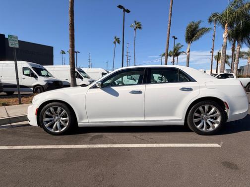 White 2018 Chrysler 300 Limited