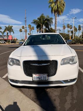 White 2018 Chrysler 300 Limited