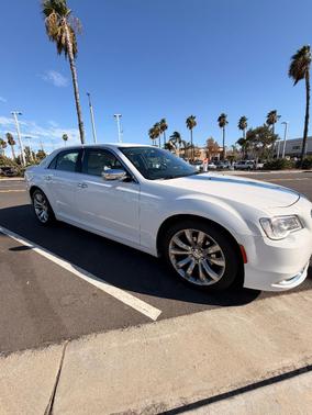 White 2018 Chrysler 300 Limited