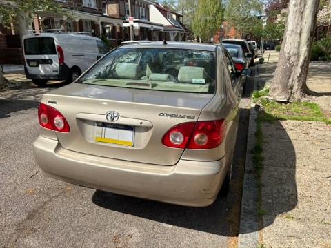 Gold 2005 Toyota Corolla LE