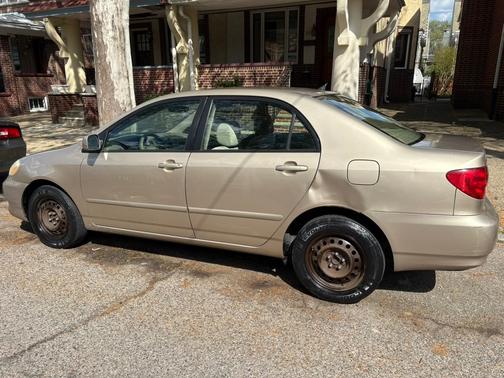 Gold 2005 Toyota Corolla LE
