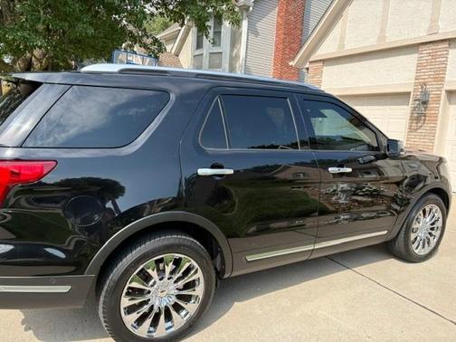 Black 2018 Ford Explorer Platinum