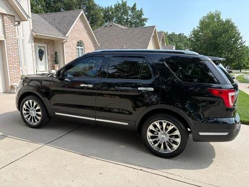 Black 2018 Ford Explorer Platinum
