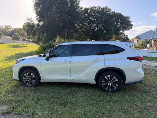 White 2020 Toyota Highlander XLE