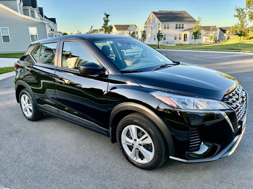 Black 2024 Nissan Kicks S