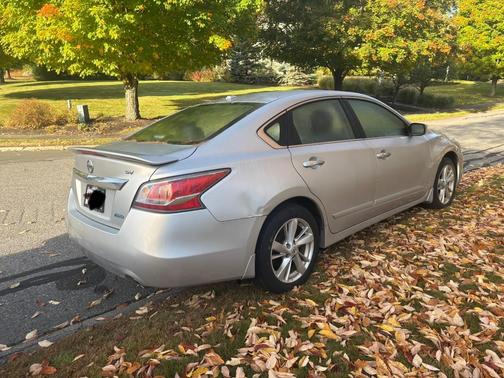 Silver 2014 Nissan Altima 2.5 SV