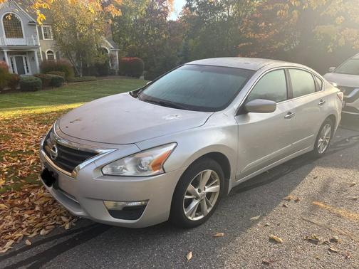 Silver 2014 Nissan Altima 2.5 SV