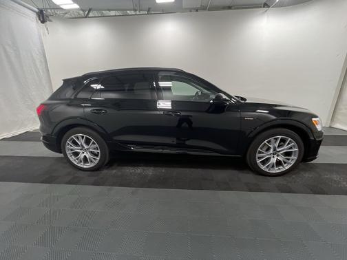Photo 1 of 3 of 2021 Audi e-tron Prestige