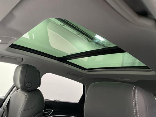 Photo 2 of 3 of 2021 Audi e-tron Prestige