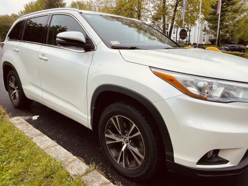 Photo 2 of 28 of 2016 Toyota Highlander XLE