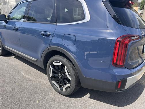 Blue 2024 Kia Telluride S