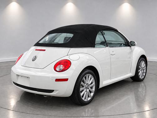 White 2009 Volkswagen New Beetle S