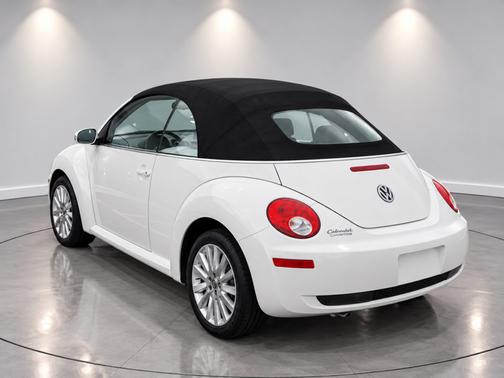 White 2009 Volkswagen New Beetle S