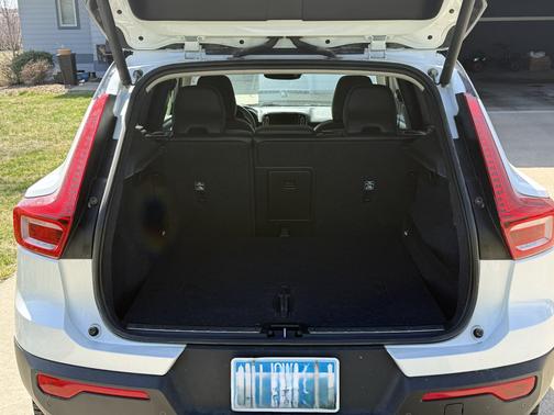 White 2019 Volvo XC40 T5 Inscription