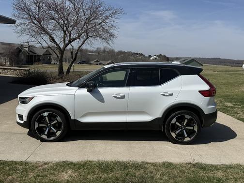 White 2019 Volvo XC40 T5 Inscription