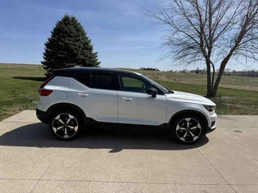 White 2019 Volvo XC40 T5 Inscription