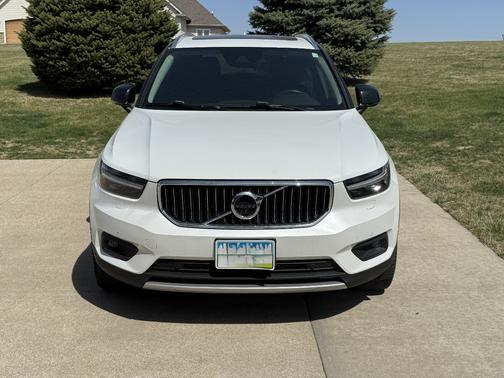 White 2019 Volvo XC40 T5 Inscription