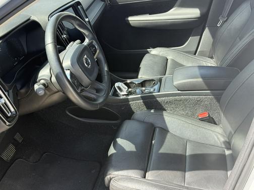 White 2019 Volvo XC40 T5 Inscription