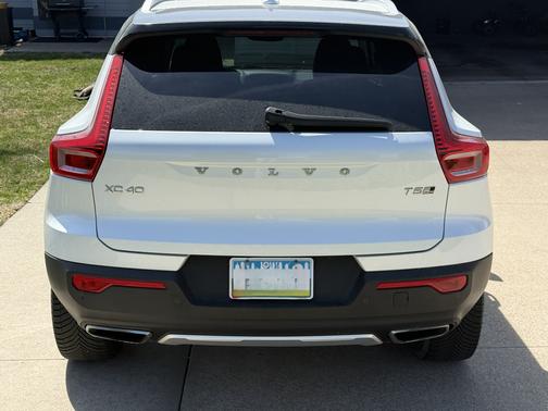 White 2019 Volvo XC40 T5 Inscription