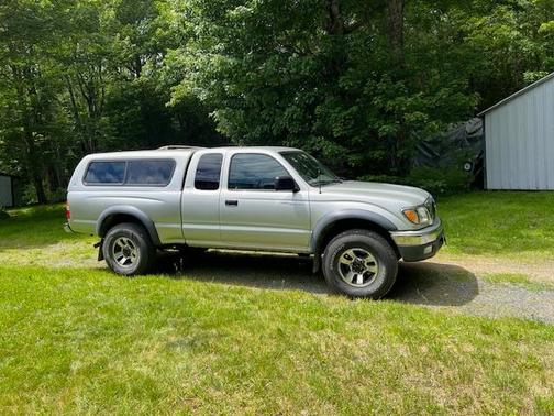 Silver 2004 Toyota Tacoma Xtracab