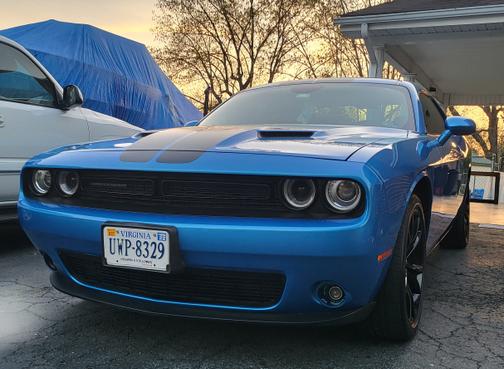 Photo 2 of 13 of 2016 Dodge Challenger SXT