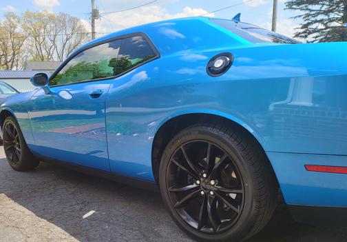 Photo 4 of 13 of 2016 Dodge Challenger SXT