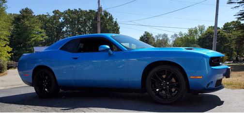 Photo 5 of 13 of 2016 Dodge Challenger SXT