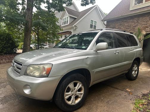Silver 2004 Toyota Highlander Base