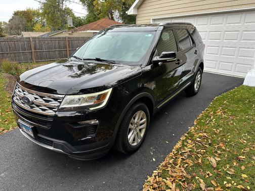 Black 2018 Ford Explorer XLT