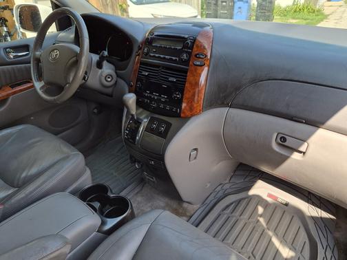 White 2006 Toyota Sienna XLE