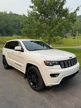 White 2017 Jeep Grand Cherokee Altitude