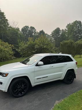 White 2017 Jeep Grand Cherokee Altitude