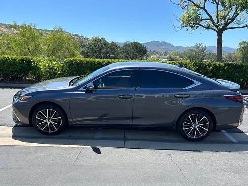 2023 Lexus ES 300h Base