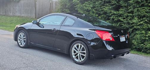 Black 2011 Nissan Altima 3.5 SR